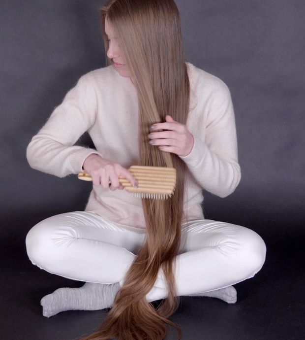 VIDEO - Emilie&#x27;s perfectly healthy, silky hair