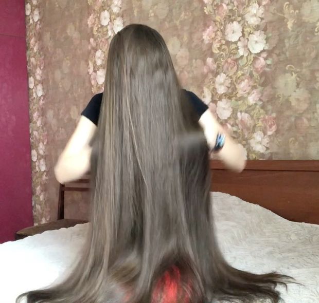 VIDEO - Super soft bundrops in front of her face
