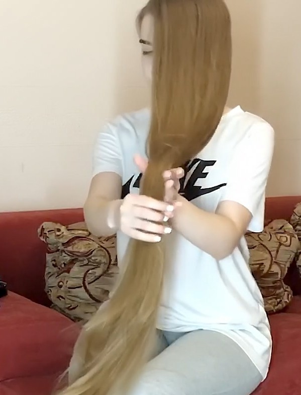 VIDEO - Red sofa, blonde hair