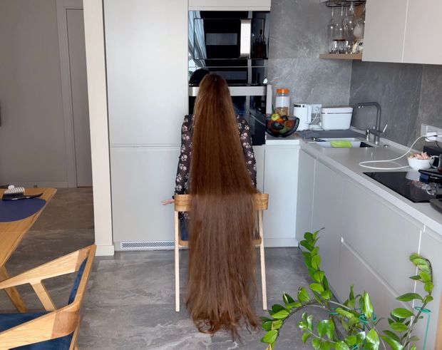 VIDEO - Lady with two meter long hair