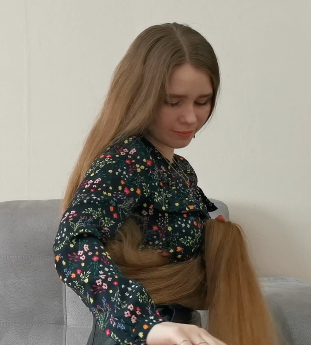VIDEO - Using floor length hair as a blanket