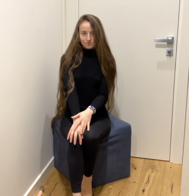 VIDEO - Brushing a pile of hair