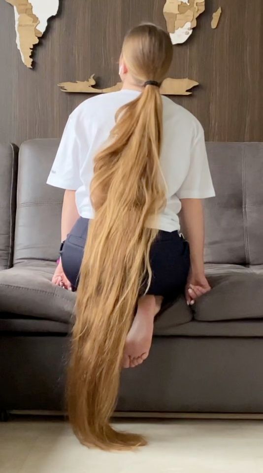VIDEO - Extreme calf length hair play in sofa