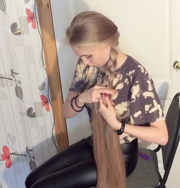 VIDEO - The blonde with the silky hair