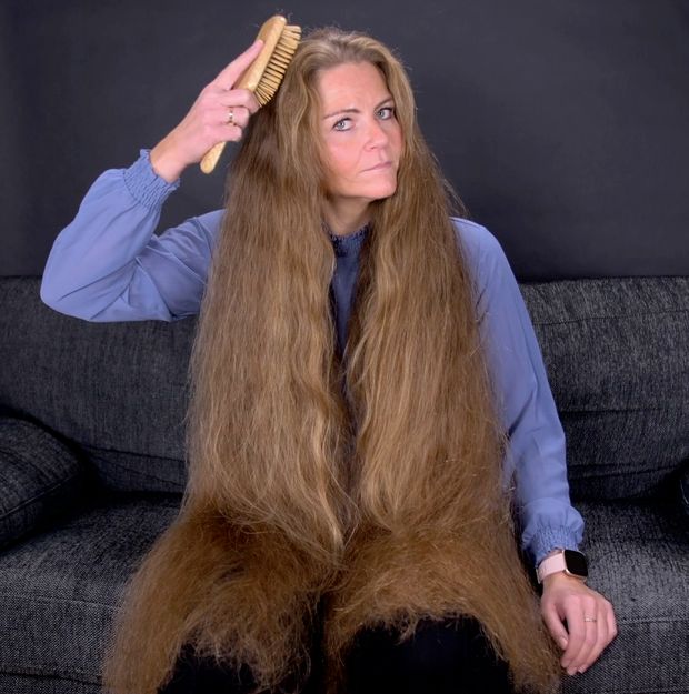 VIDEO - Brushing her massive mane
