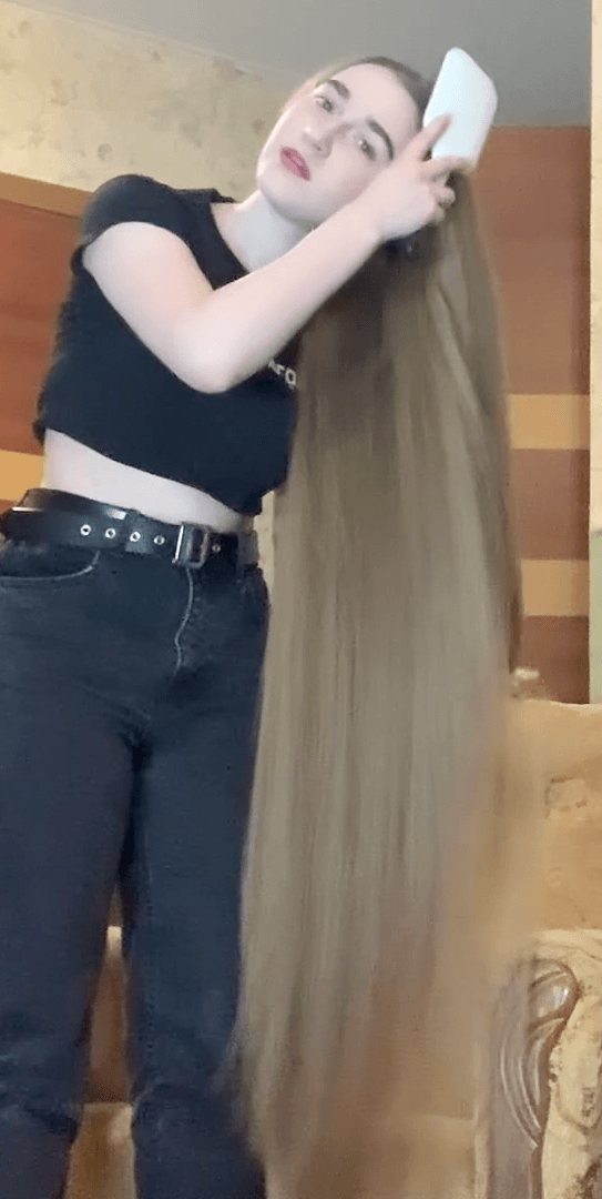 VIDEO - Soft, silky blonde knee length hair
