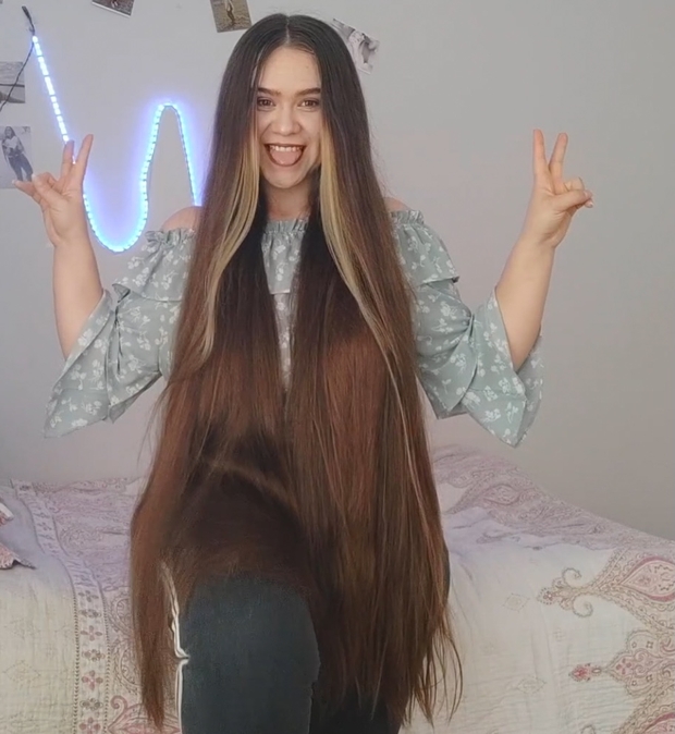 VIDEO - Her daily hair play