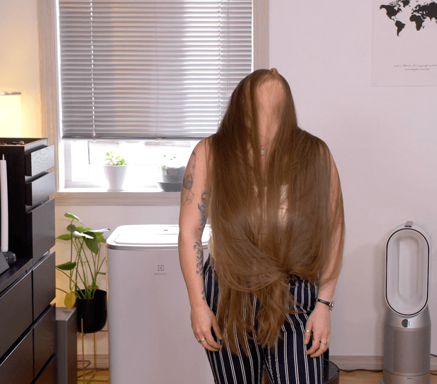 VIDEO - Bundrops in front of her face 2