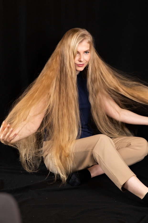 PHOTO SET - Helene&#x27;s blonde hair covering photoshoot