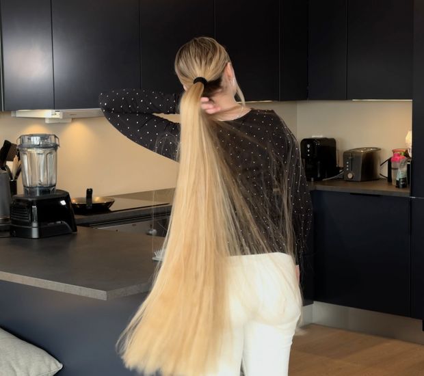 VIDEO - Ponytails and buns display
