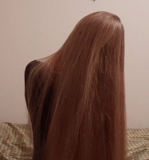 VIDEO - Irina&#x27;s thick, healthy blonde mane