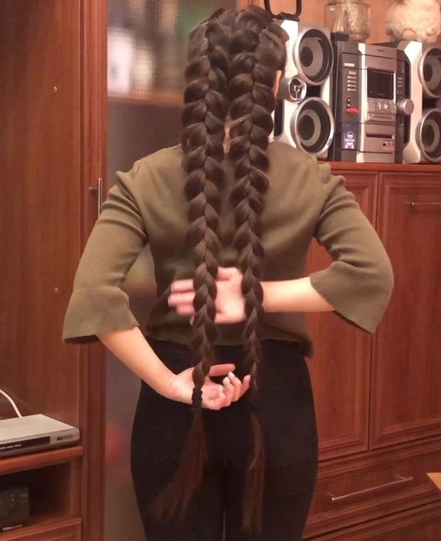 VIDEO - Two big braids