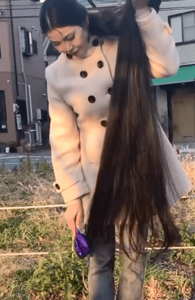 VIDEO - Floor length hair in public 2