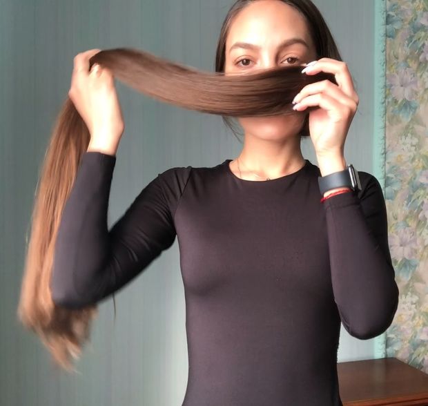VIDEO - Alina&#x27;s long hair covering and smelling