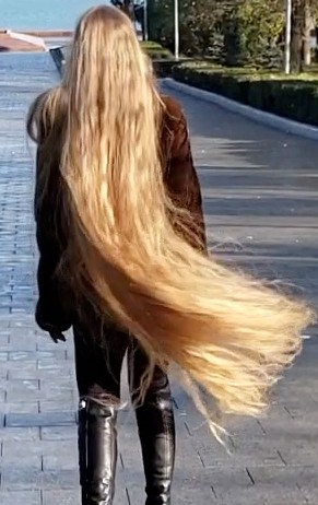 VIDEO - Blonde Rapunzel in the park