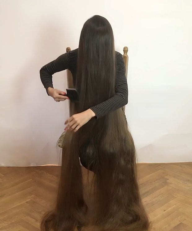 VIDEO - Super silky floor length hair