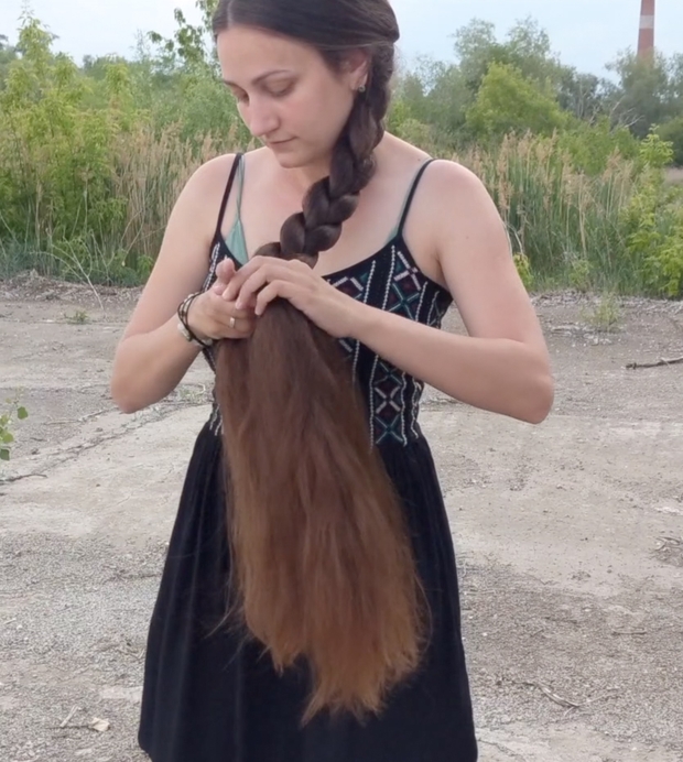 VIDEO - Displaying her massive mane in the wind