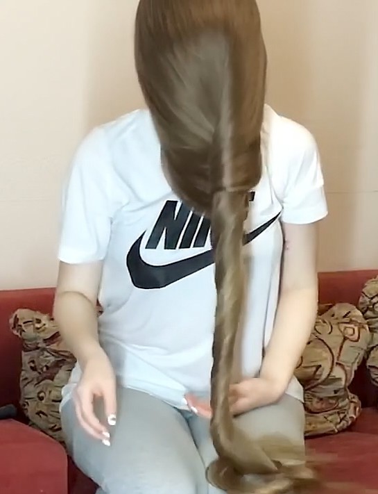 VIDEO - Red sofa, blonde hair