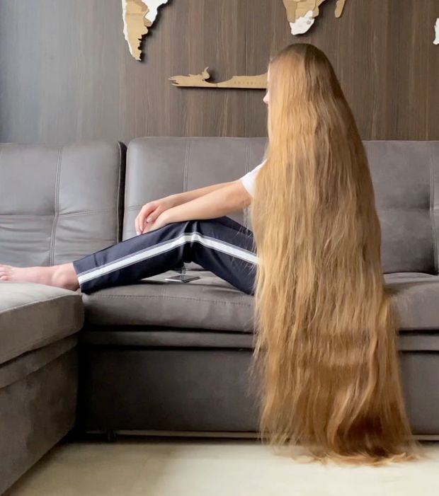 VIDEO - Extreme calf length hair play in sofa