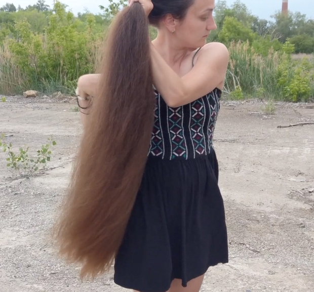VIDEO - Displaying her massive mane in the wind