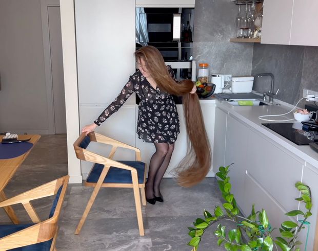 VIDEO - Lady with two meter long hair