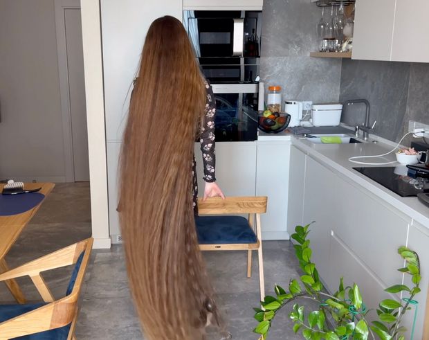 VIDEO - Lady with two meter long hair