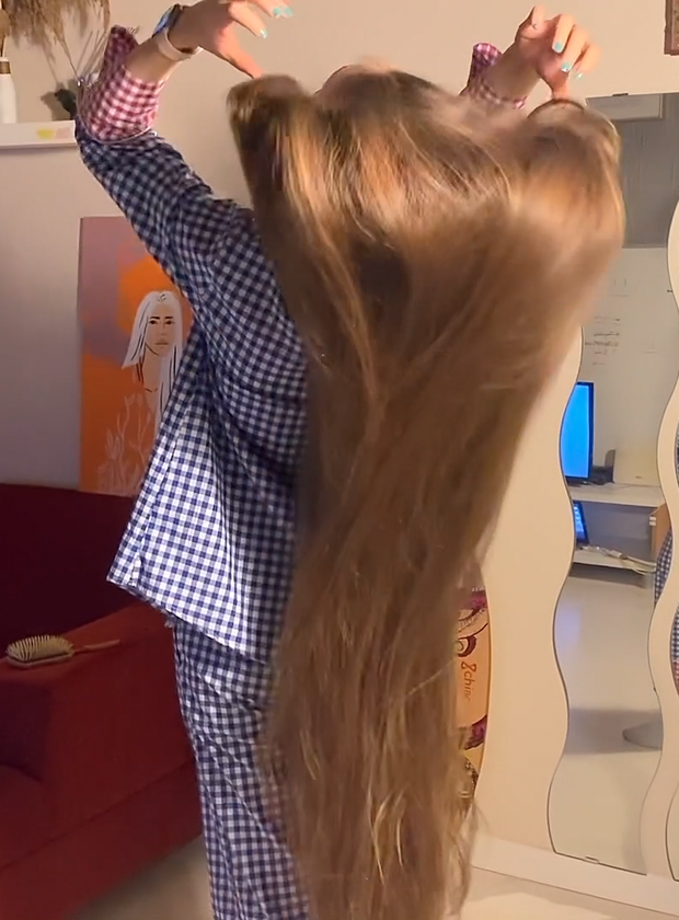 VIDEO - Extreme calf length hair in front of her face (part 1)