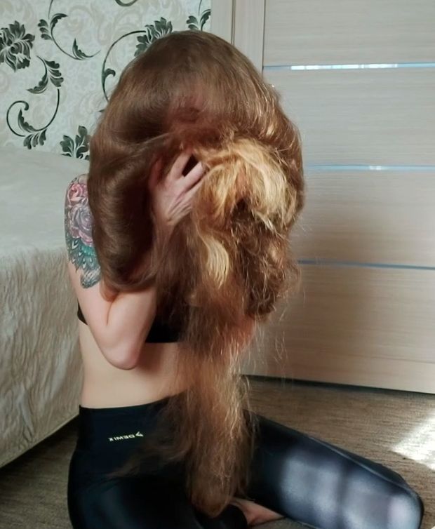 VIDEO - Extreme hair smelling