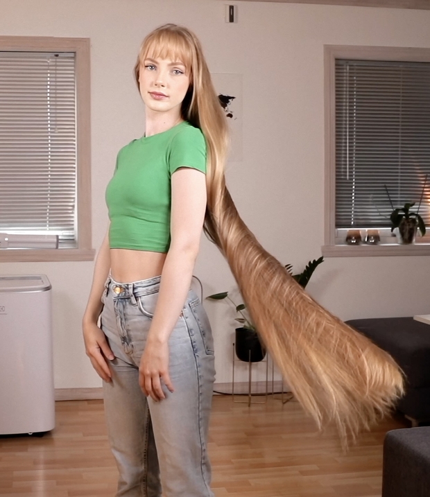 VIDEO - Super beautiful blonde Rapunzel
