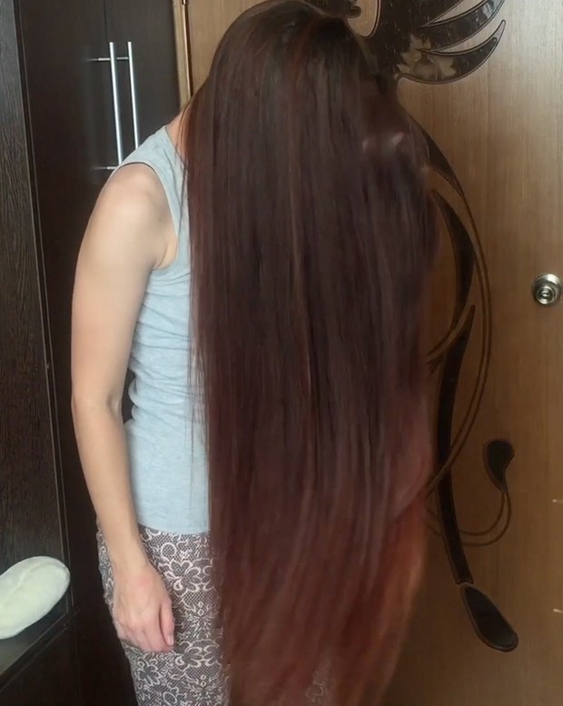 VIDEO - Aleksandra&#x27;s hair brushing and braid