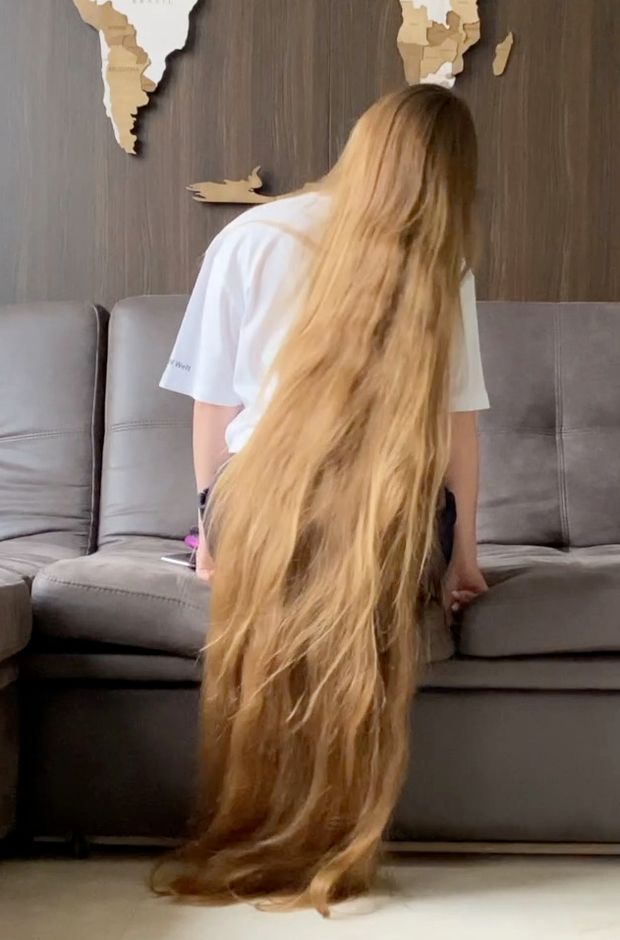 VIDEO - Extreme calf length hair play in sofa
