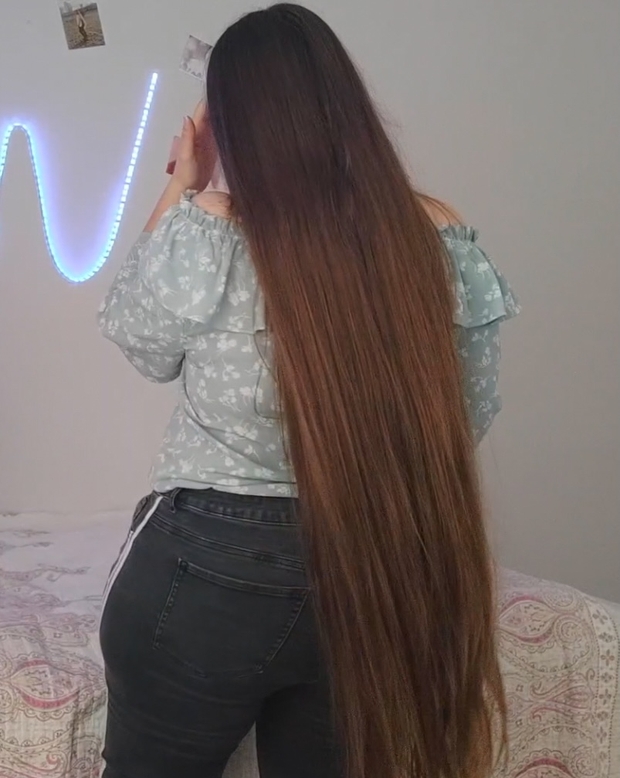 VIDEO - Her daily hair play