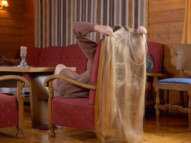 VIDEO - Massive blonde hair sliding and bundrops