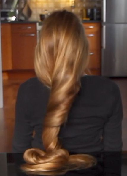 VIDEO - Rakel&#x27;s table hair play