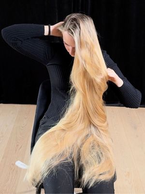 VIDEO - Perfect blonde hair length display and brushing in lap (part 1)