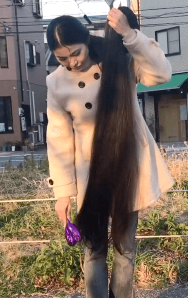 VIDEO - Floor length hair in public 2