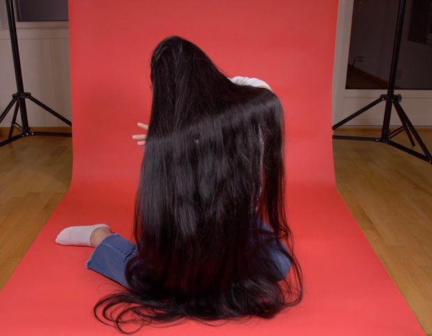 VIDEO - Really long black hair on red