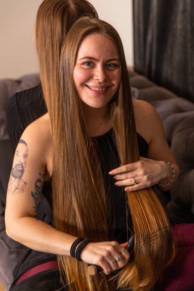 PHOTO SET - Celina&#x27;s hair over Natalie&#x27;s shoulders photoshoot