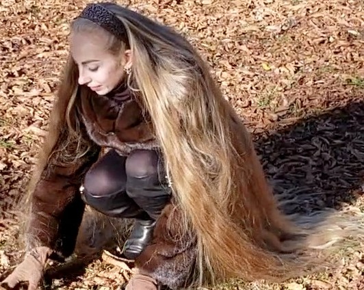 VIDEO - Blonde Rapunzel in the park