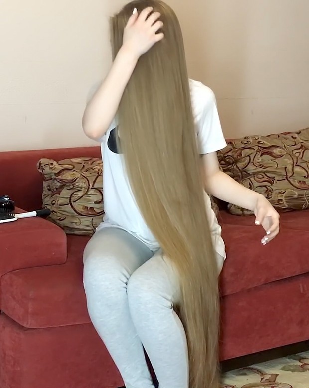VIDEO - Red sofa, blonde hair