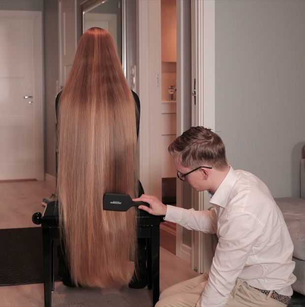 VIDEO - Oiling long blonde hair before shoot