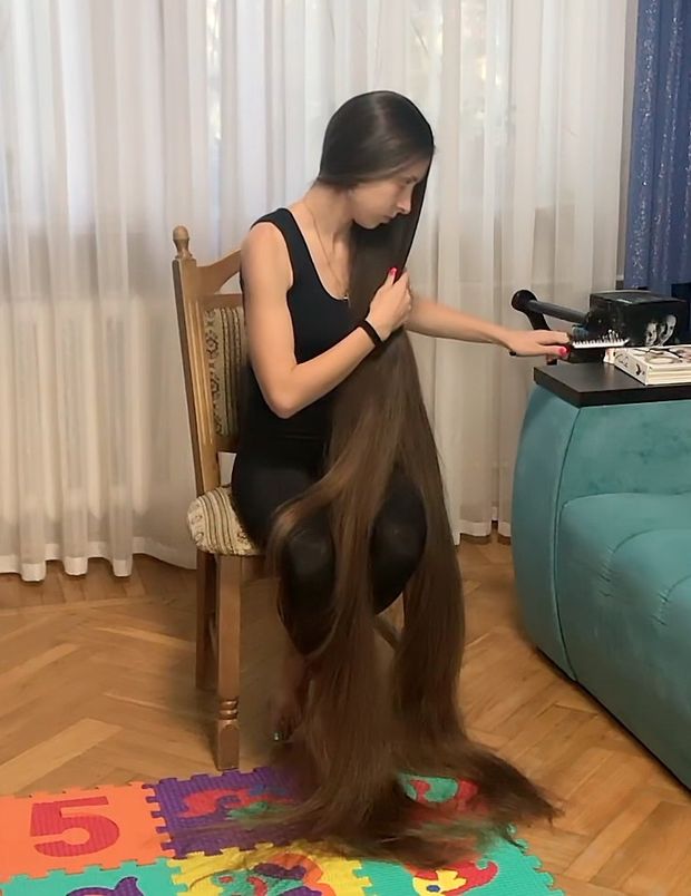 VIDEO - Extreme floor length hair brushing