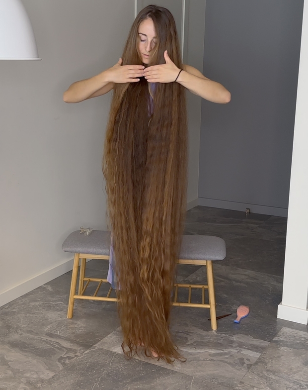 VIDEO - Floor length hair dream