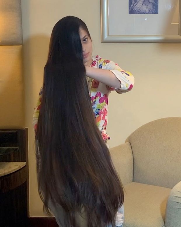 VIDEO - Neha&#x27;s extreme long hair show