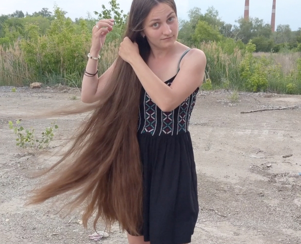VIDEO - Displaying her massive mane in the wind
