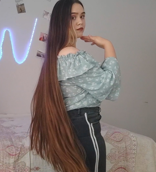 VIDEO - Her daily hair play