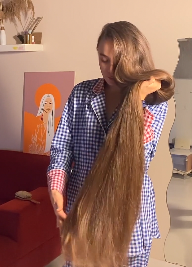VIDEO - Extreme calf length hair in front of her face (part 1)