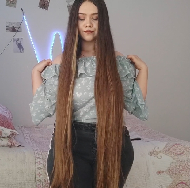 VIDEO - Her daily hair play