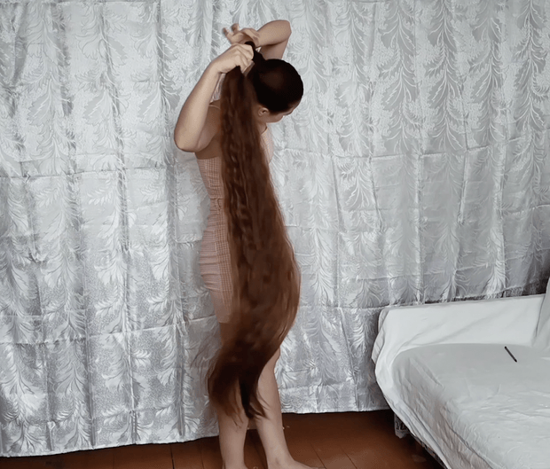 VIDEO - Margarita&#x27;s super long, creative hair play