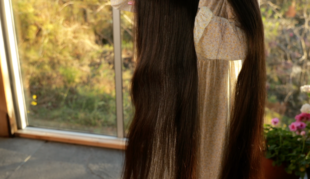 VIDEO - Isabell brushing her very long hair